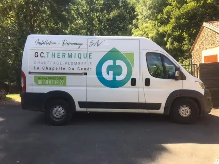 Camion de GC Thermique, plombier chauffagiste à Beaupreau en Mauges