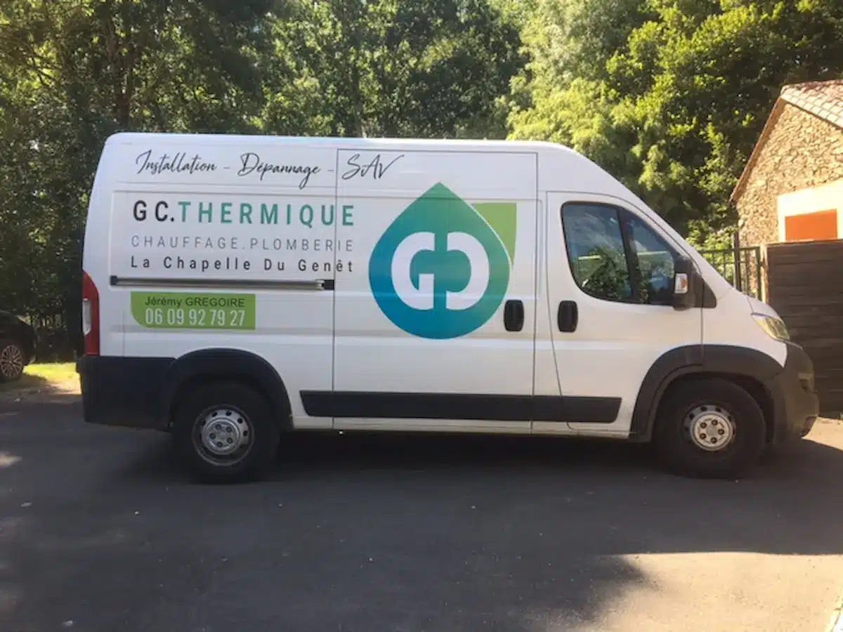 Camion de GC Thermique, plombier chauffagiste à Beaupreau en Mauges